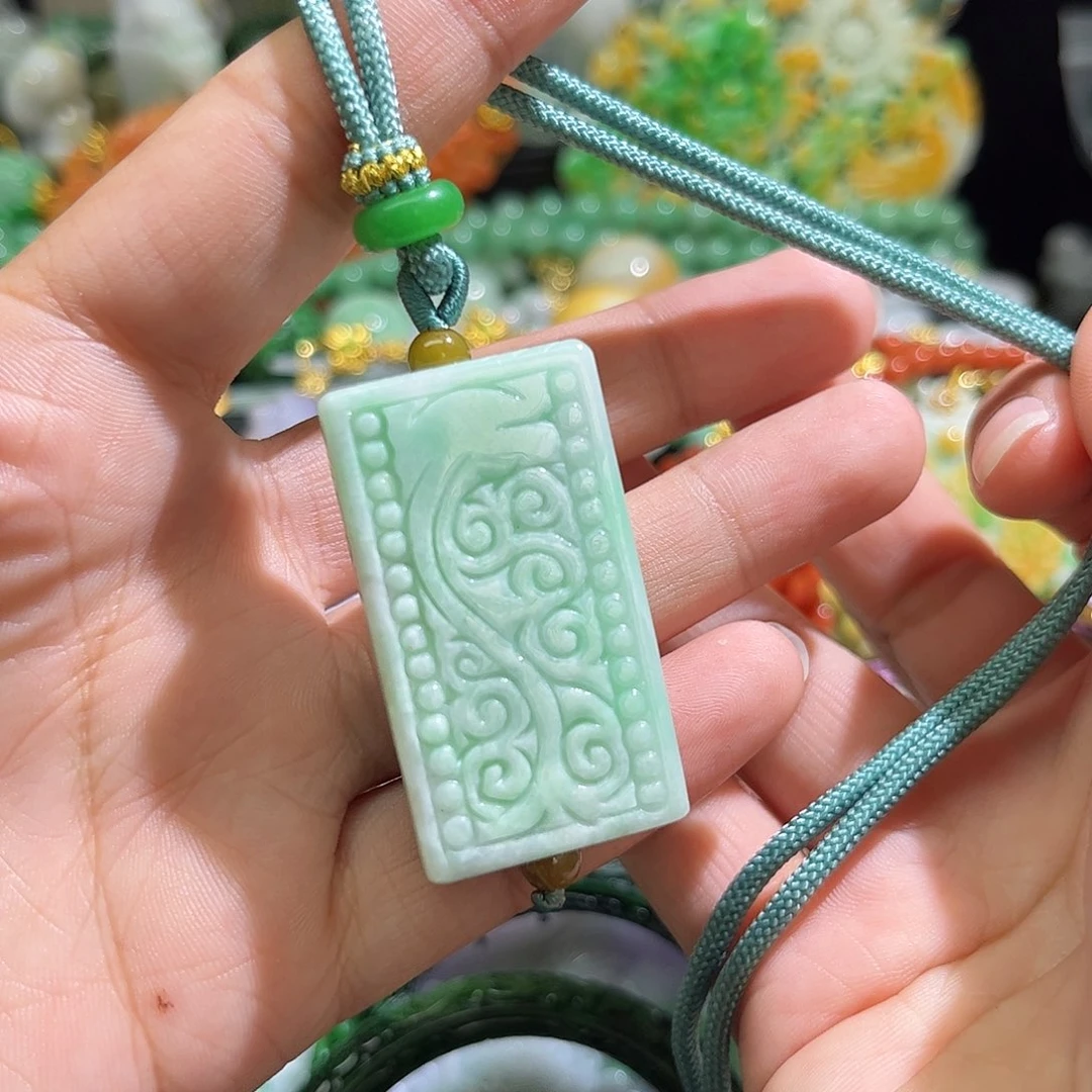 翡翠未镶嵌颈饰待编织