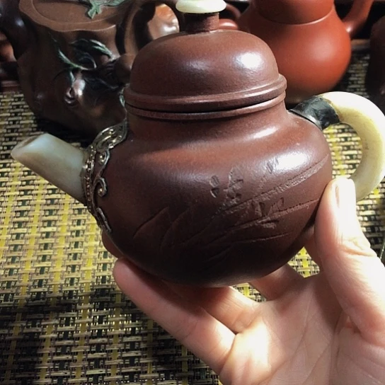紫砂茶壶原矿泥料手工制作紫砂壶。
