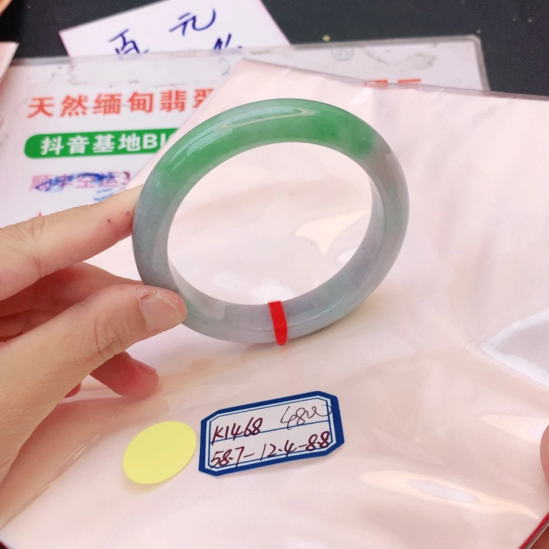翡翠手镯未镶嵌翡翠
