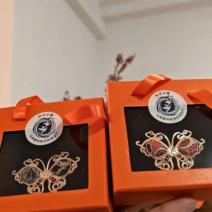 织绣和平小屋助力非遗蜀锦 蝴蝶胸针