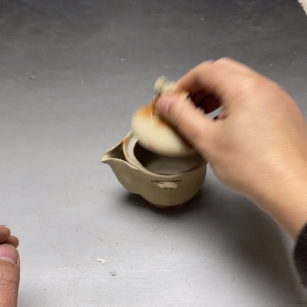 瓷片料****厨密密麻麻地排列着一个大