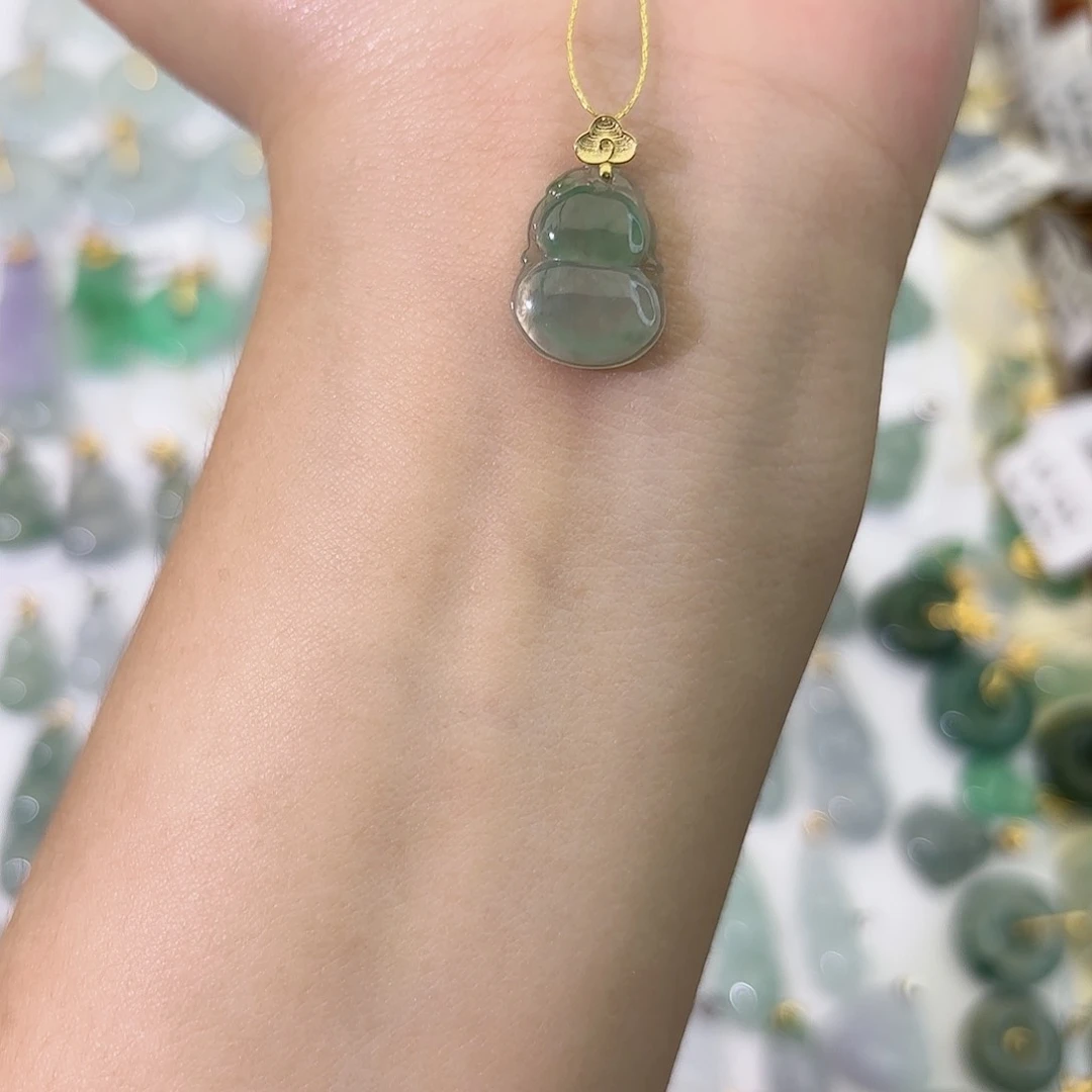 翡翠18K金镶嵌颈饰葫芦