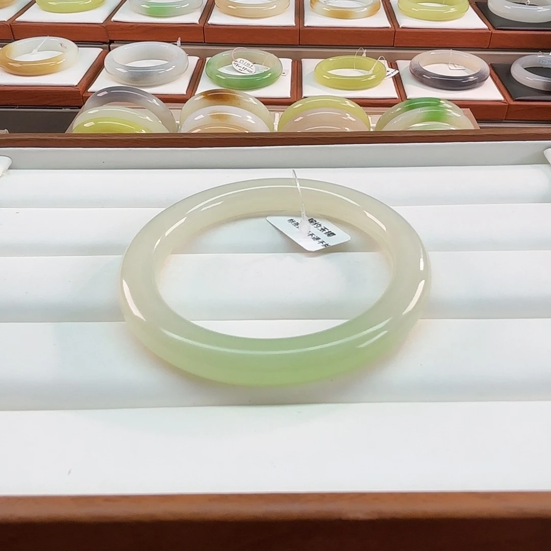 和田玉未镶嵌手镯60冰翠