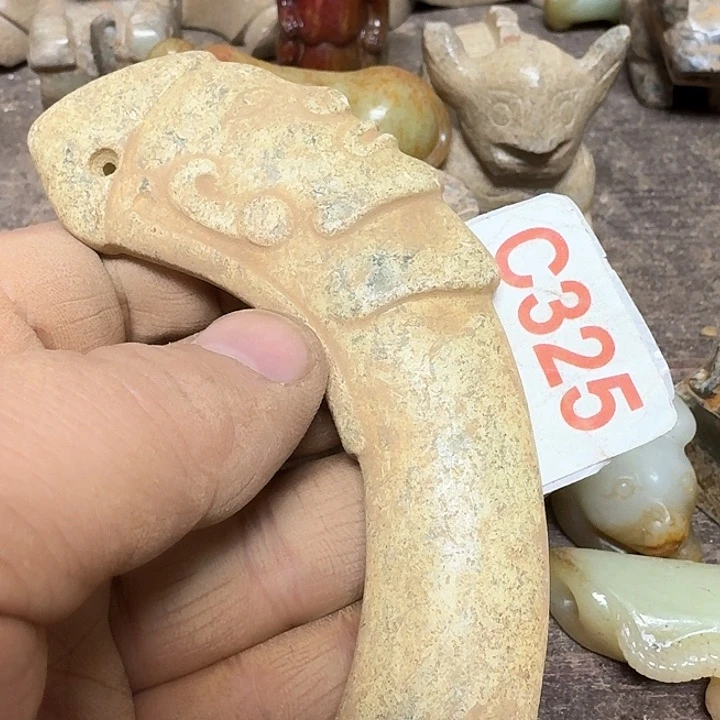 蛇纹石玉颈饰未镶嵌