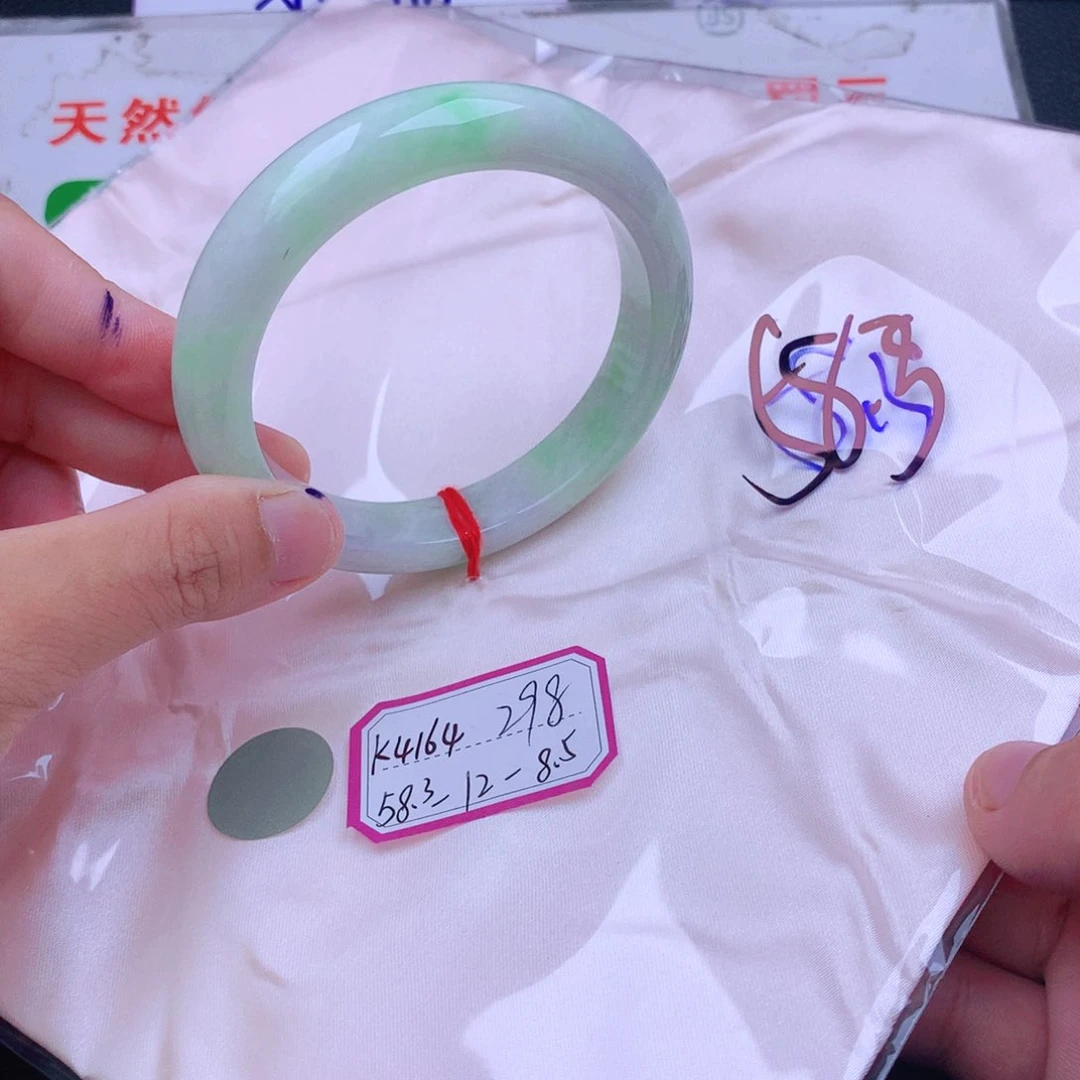 翡翠手镯未镶嵌翡翠