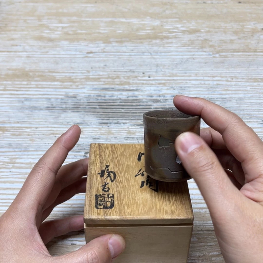 瓷片密密麻麻地排列着一个大