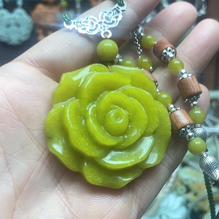 未镶嵌蛇纹石玉颈饰