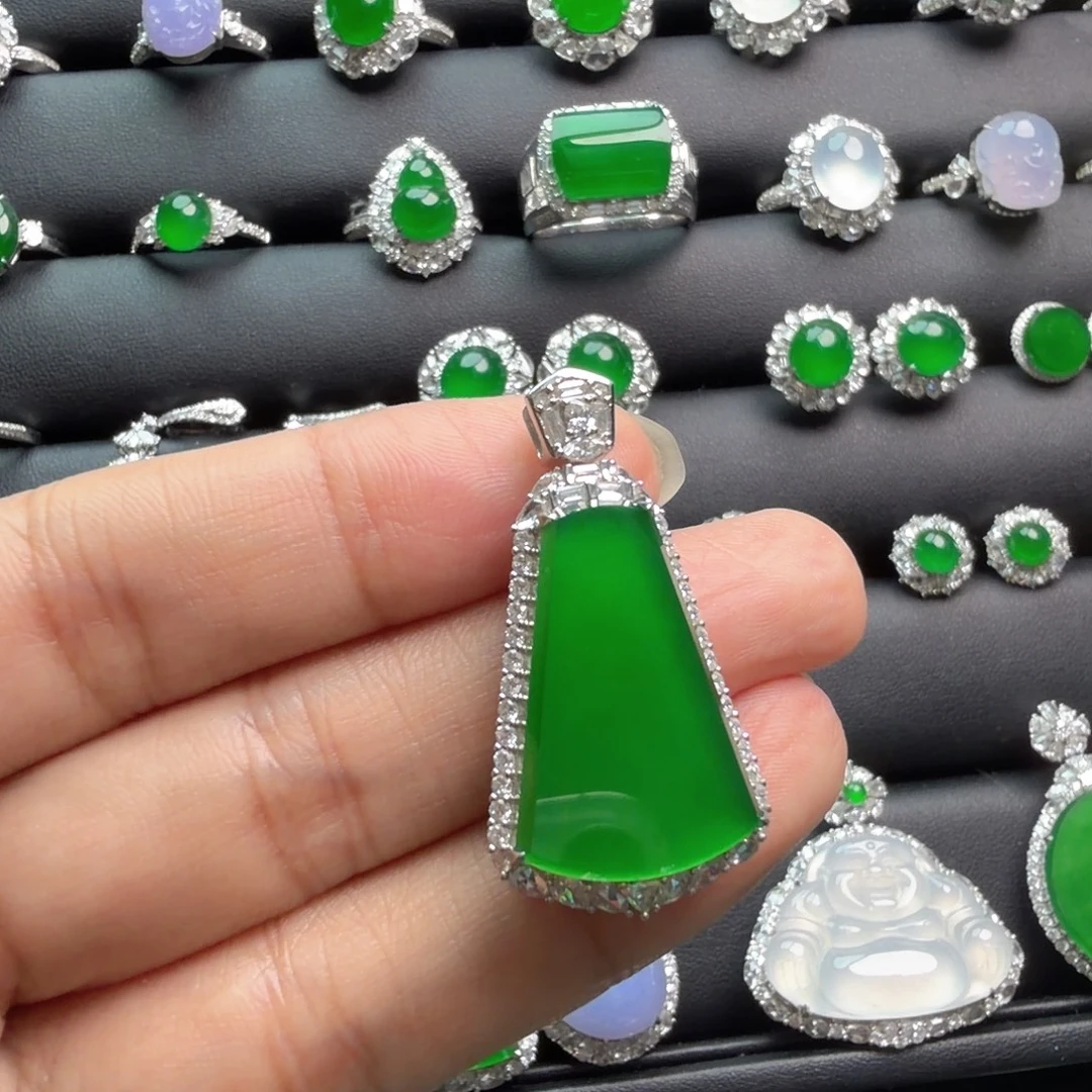 翡翠18K金镶嵌颈饰吊坠