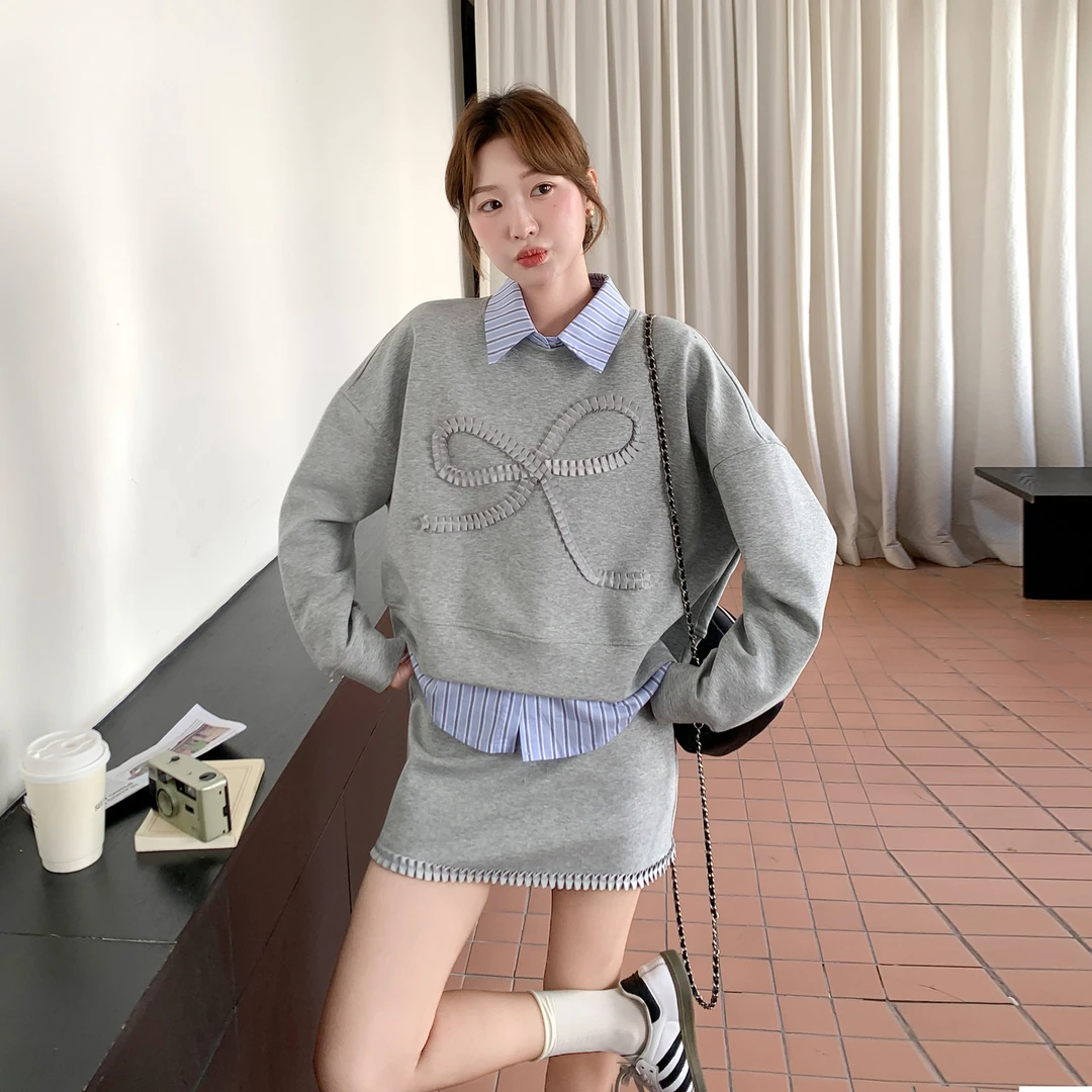 灰色学院风减龄穿搭一整套女2025初秋休闲卫衣条纹衬衫短裙三件套