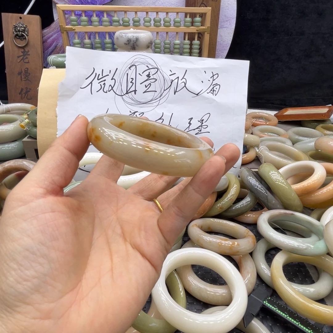 余***好石英质玉未镶嵌手镯