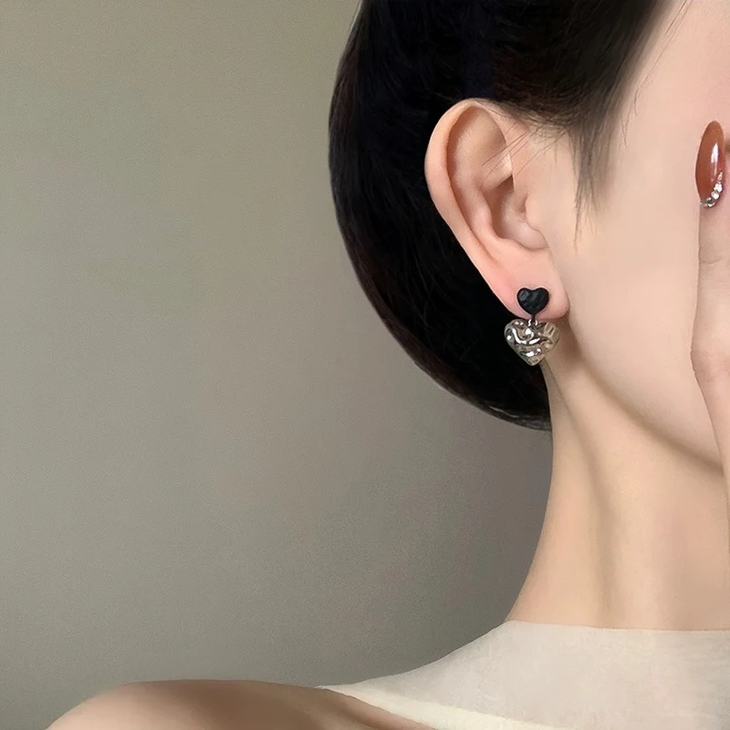 铜合金耳饰 黑色褶皱爱心不对称吊坠耳环小众高级感简约耳饰E236