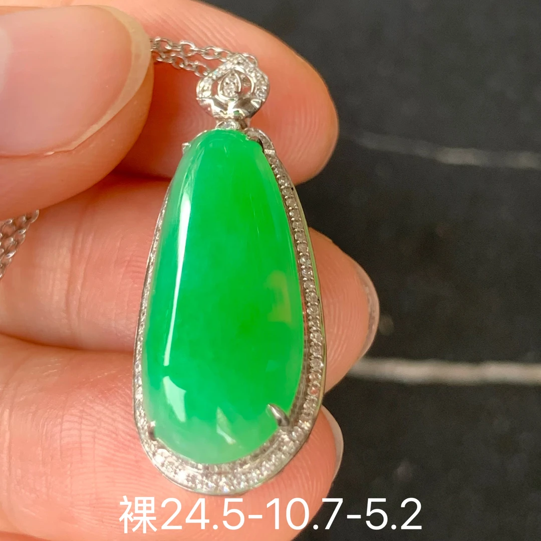 冰绿福瓜天然翡翠吊坠 镶嵌精致 女生配饰