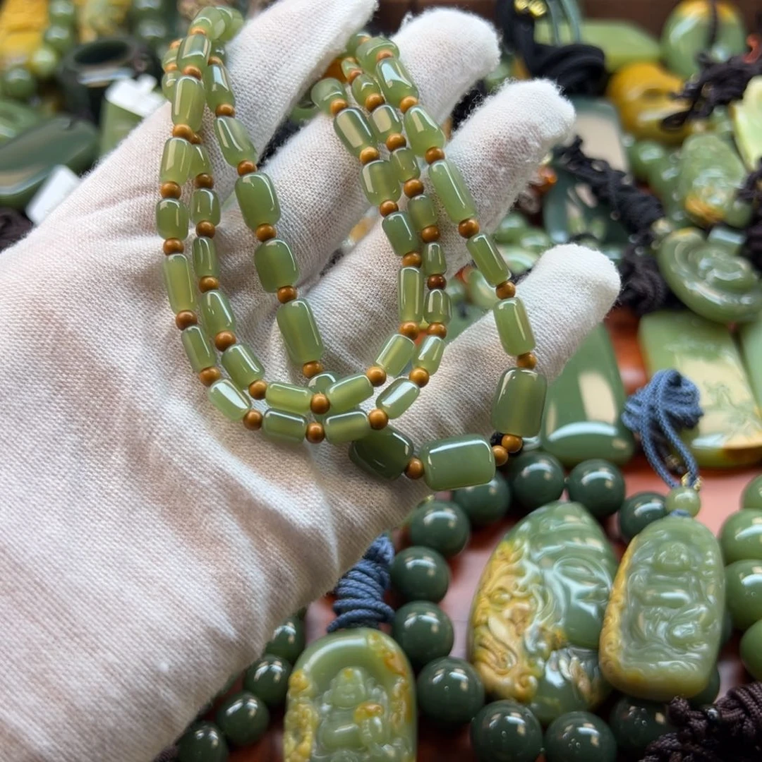 手链未镶嵌岫岩老玉（透闪石质玉）安**。