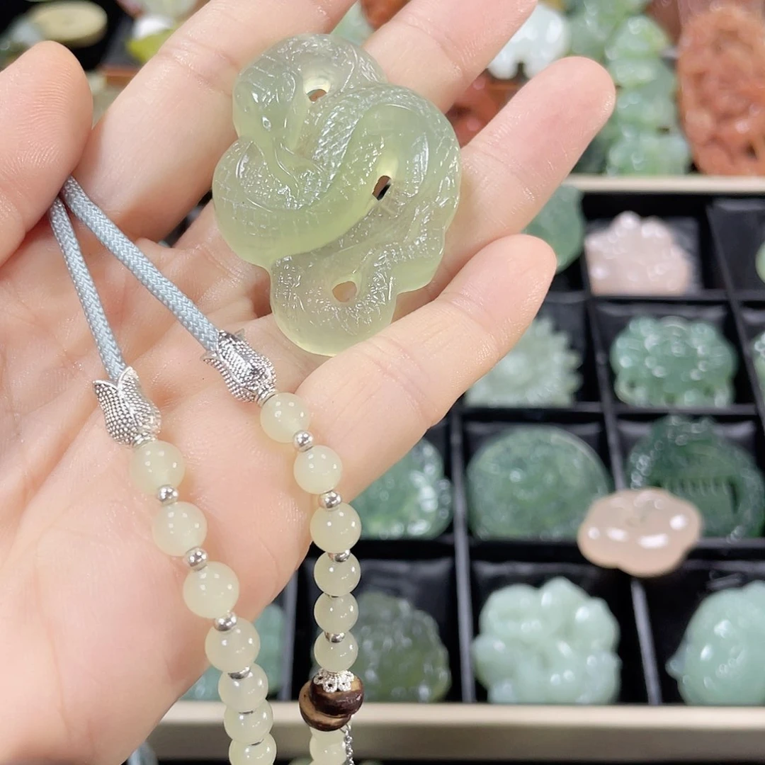 蛇纹石玉颈饰未镶嵌