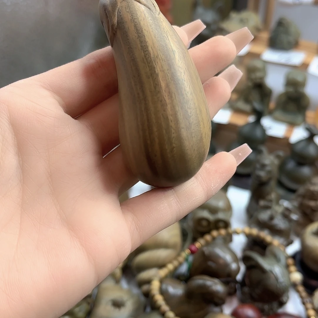 笑***坤木绿檀木茄子手把件