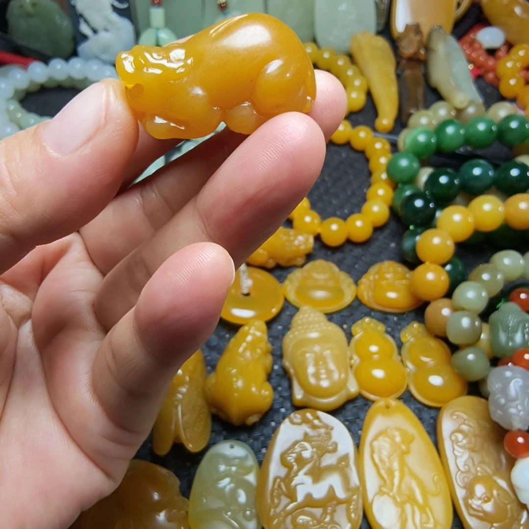 未镶嵌石英质玉（黄龙玉）颈饰