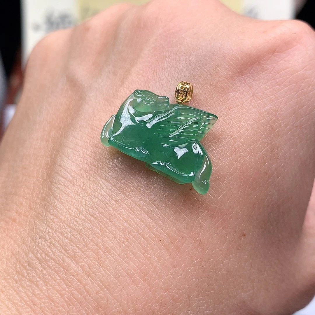 翡翠裸石18K金镶嵌缅甸天然A货翡翠阳绿飞马