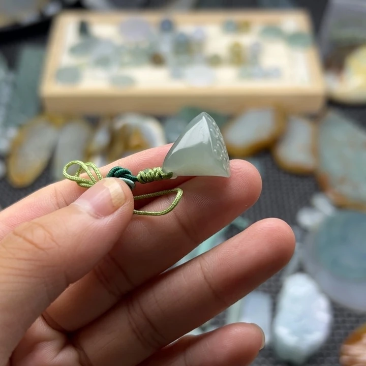 翡翠未镶嵌颈饰莲蓬