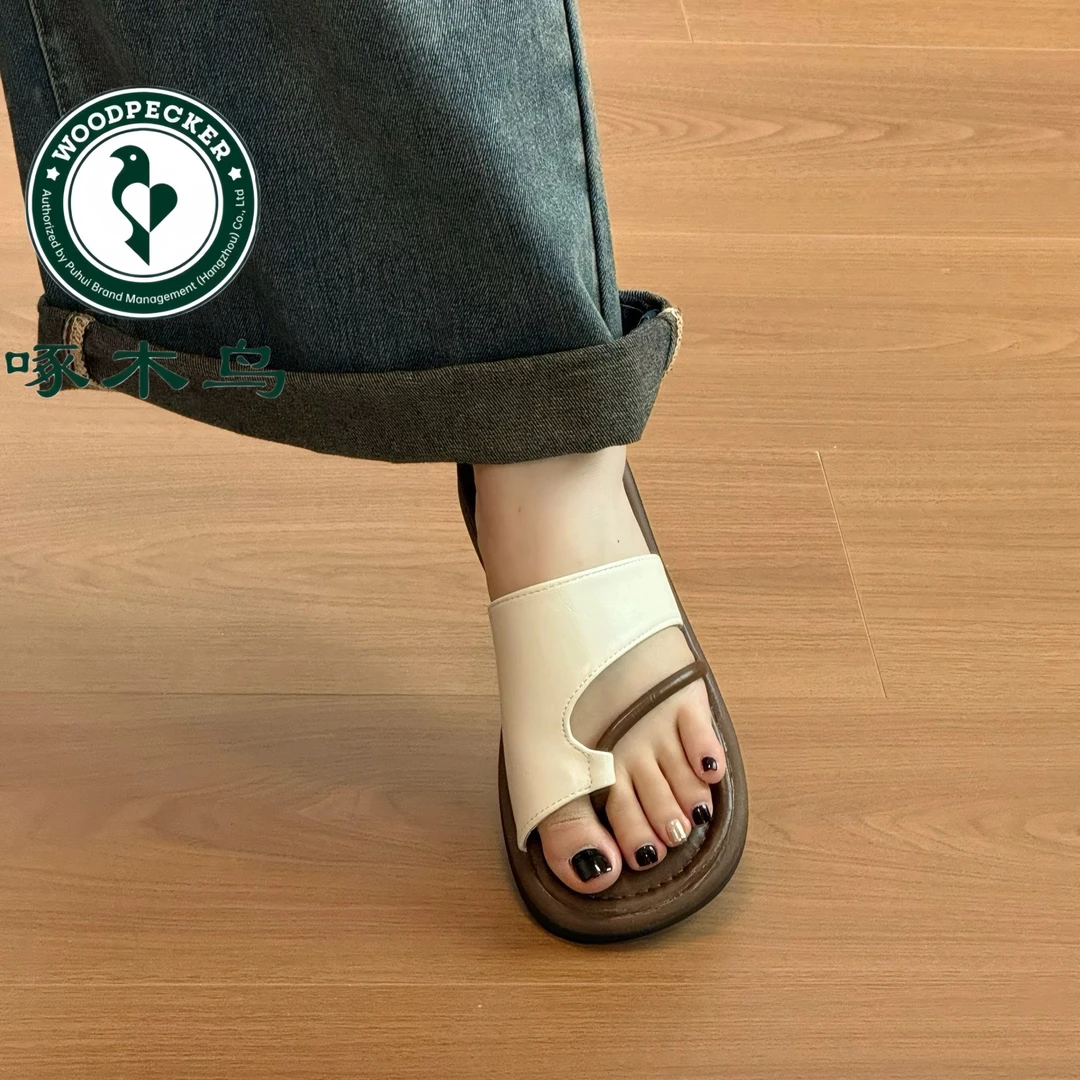啄木鸟法式外穿套趾拖鞋女2025夏季新款时尚休闲平底一字拖沙滩鞋
