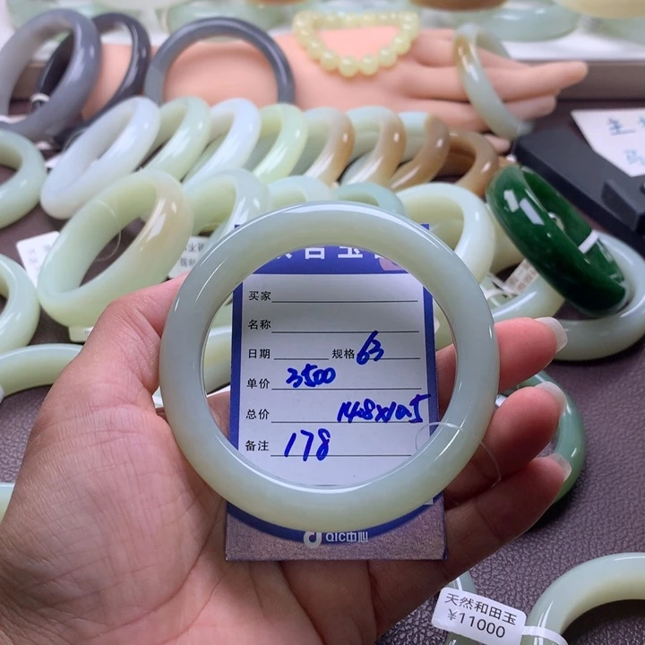 泡***泡和田玉未镶嵌手镯