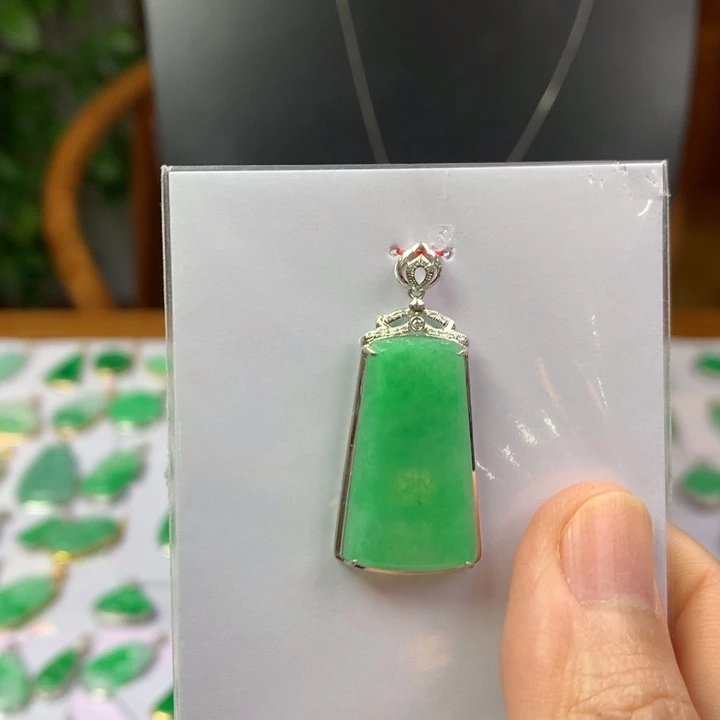 a***芳翡翠18K金镶嵌颈饰翡翠吊坠