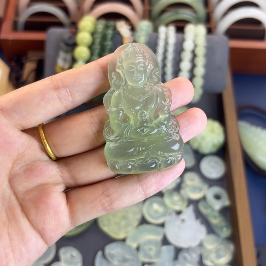 岫玉未镶嵌颈饰观音