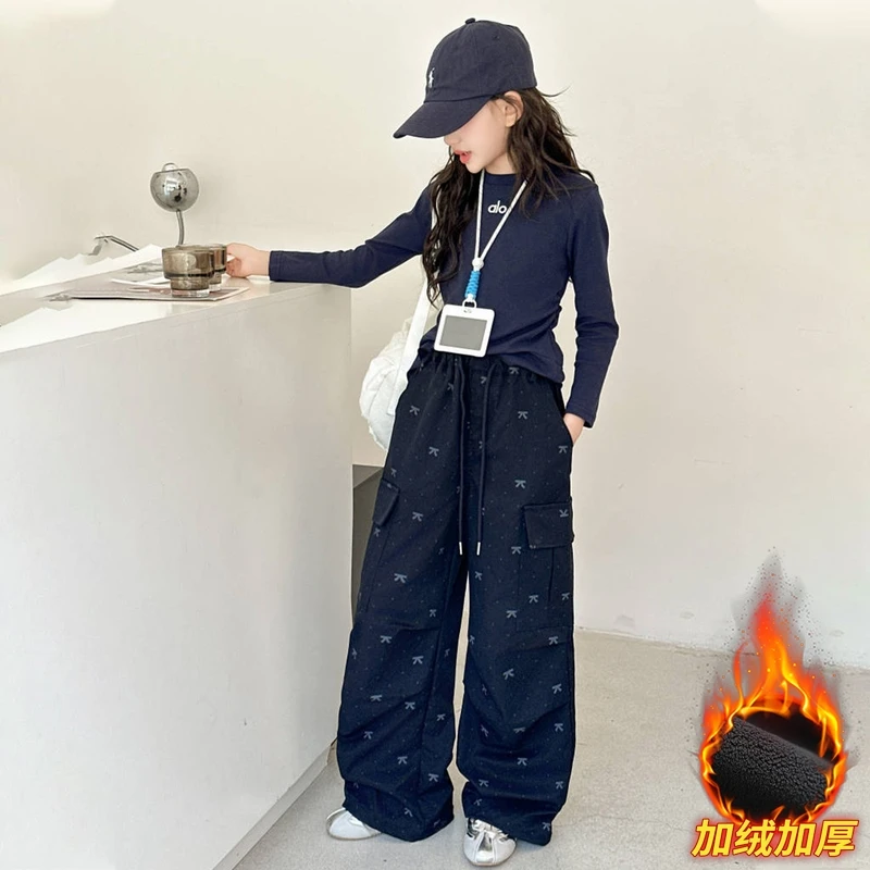 女童秋冬加绒满印蝴蝶结工装裤2025新款中大童洋气休闲阔腿裤子