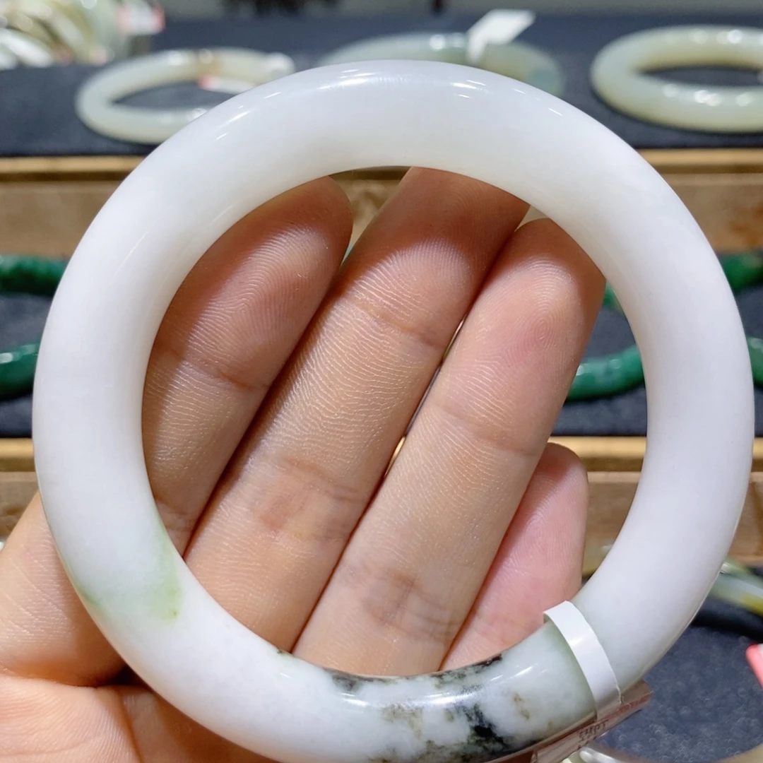 独山玉未镶嵌手镯