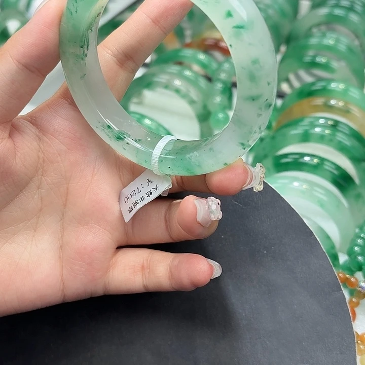 未镶嵌手镯石英质玉（非洲翠）