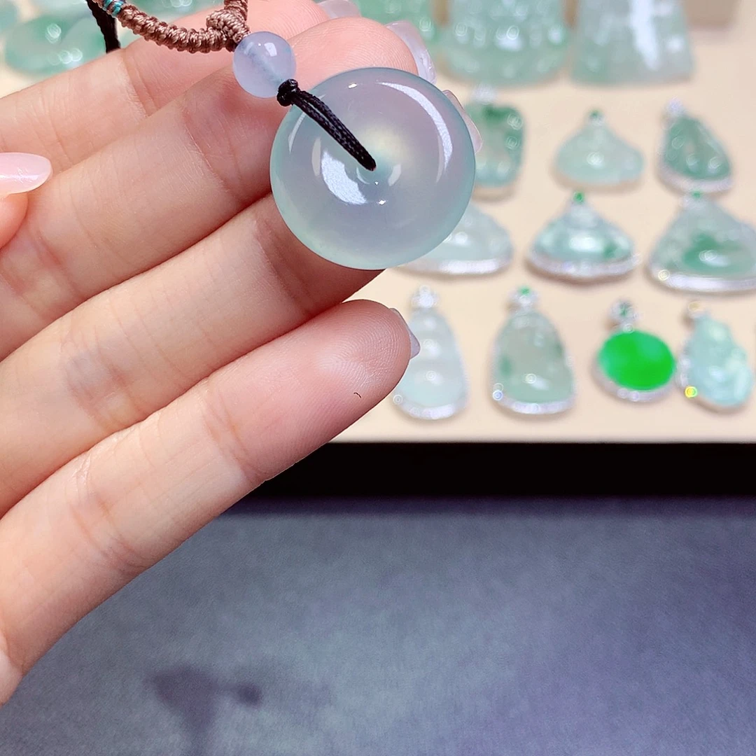 大***威颈饰未镶嵌翡翠翡翠