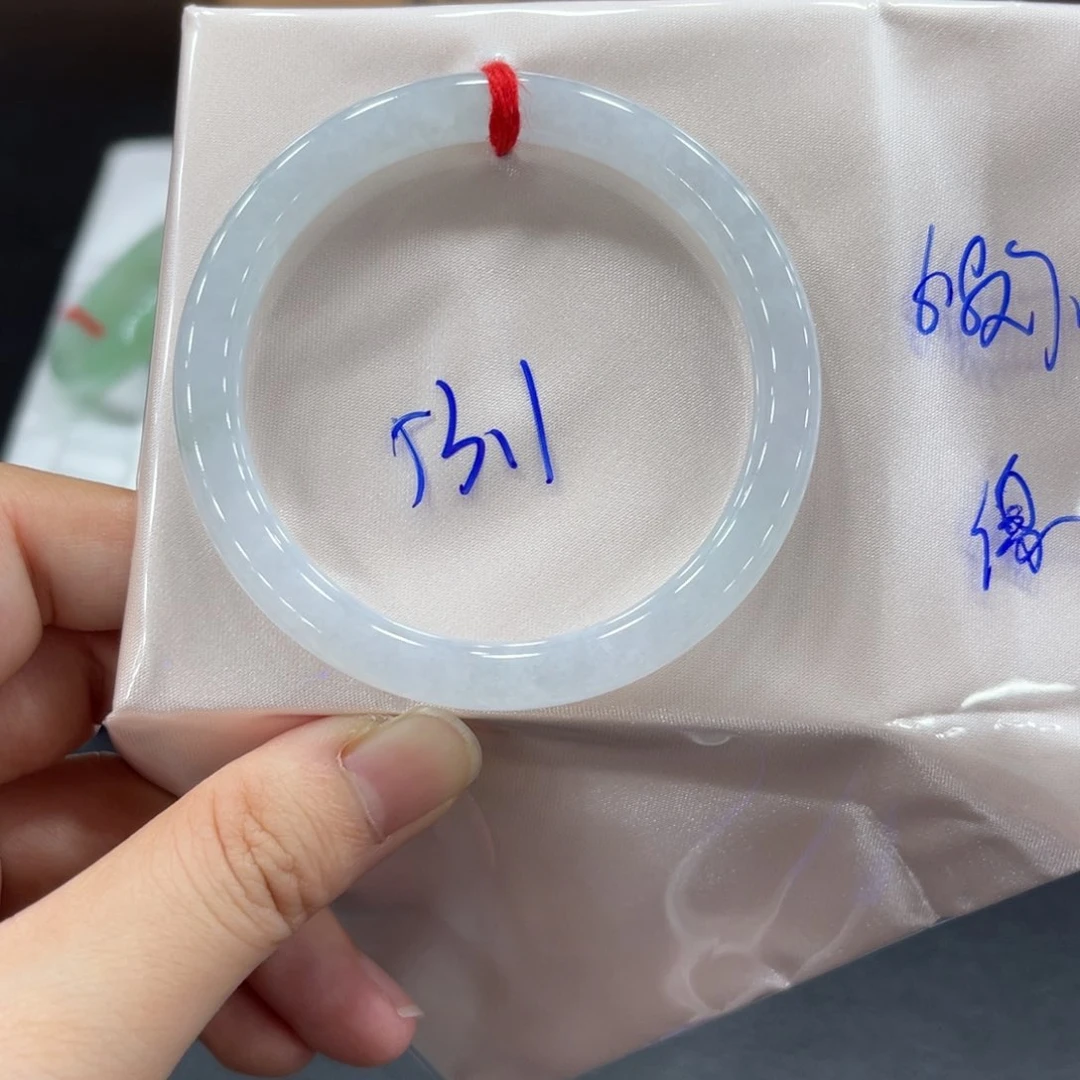 翡翠手镯未镶嵌翡翠