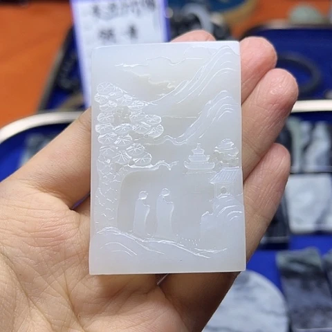 和田玉未镶嵌颈饰阿****牌