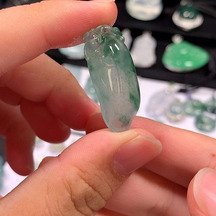 翡翠未镶嵌颈饰高冰飘花福瓜