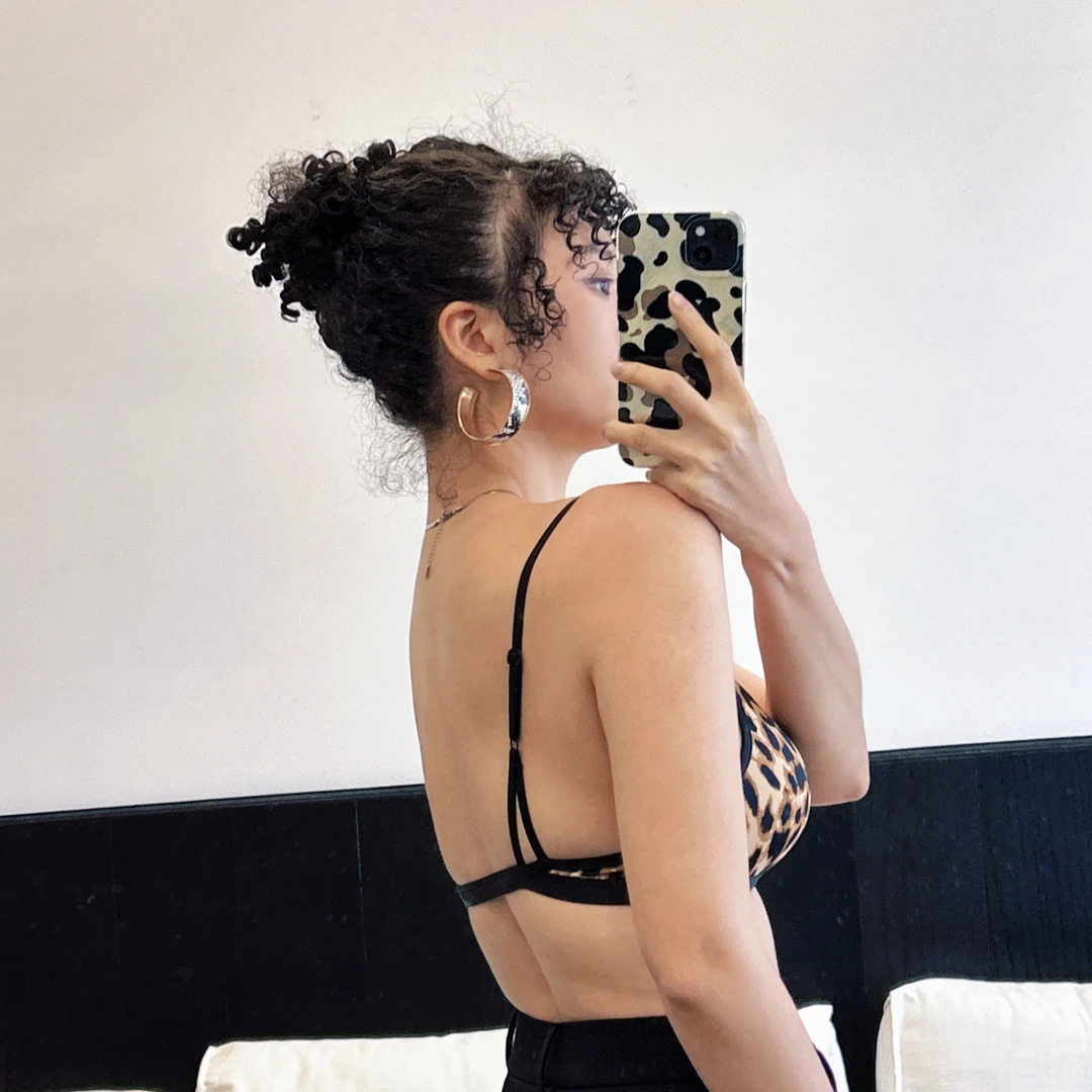 小胸聚拢前扣内衣女士无痕细肩带性感三角杯舒适无钢圈美背文胸罩