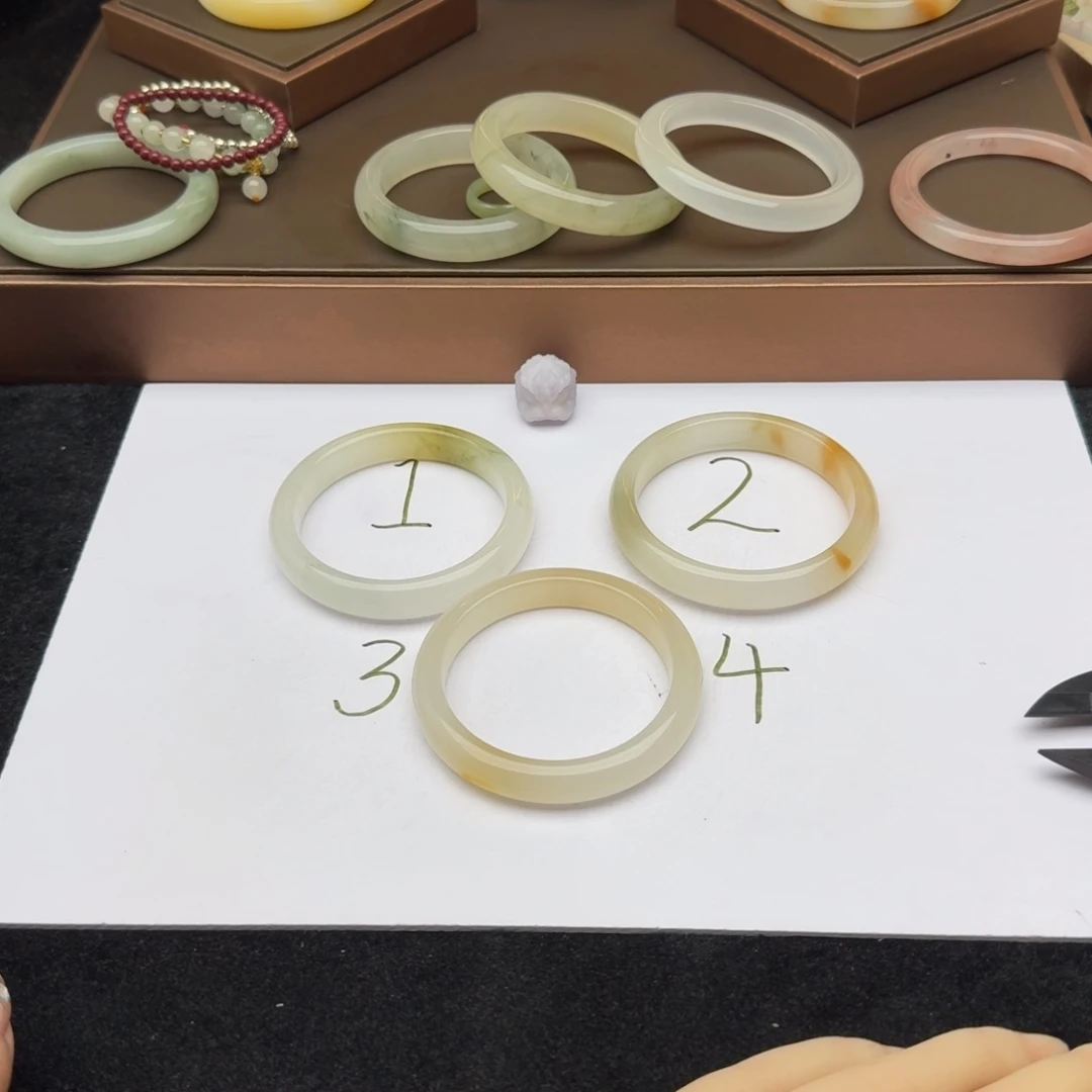 石英质玉手镯未镶嵌是***～