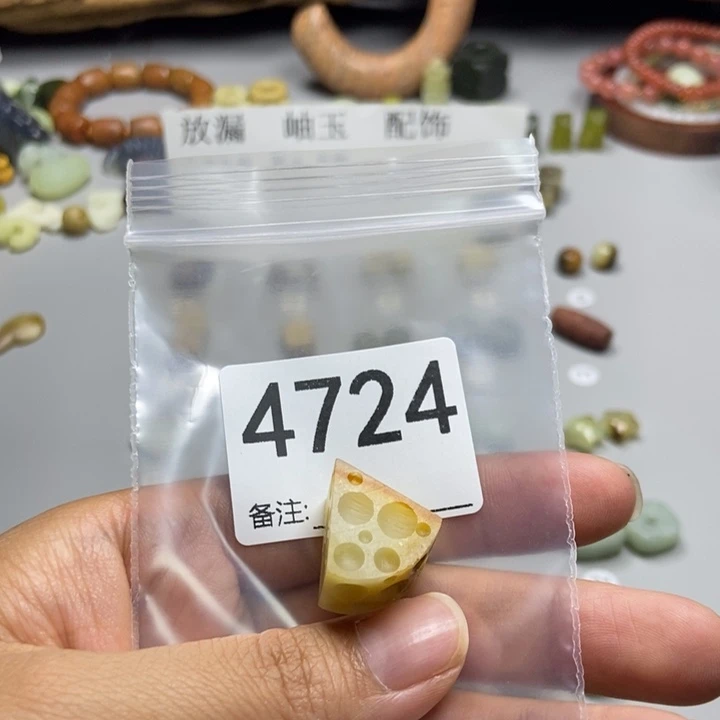 越***未镶嵌蛇纹石玉颈饰