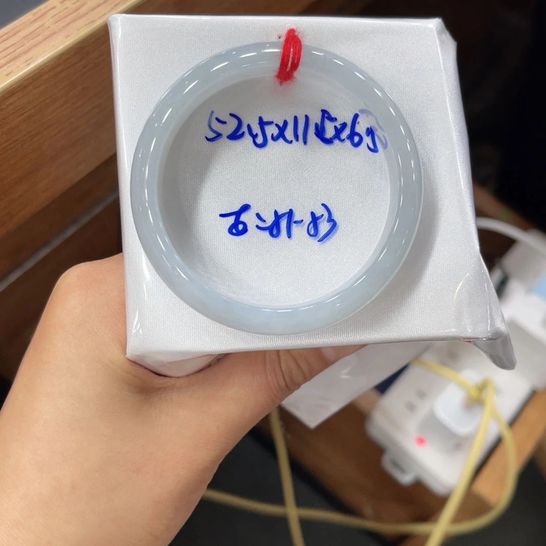 翡翠手镯未镶嵌翡翠