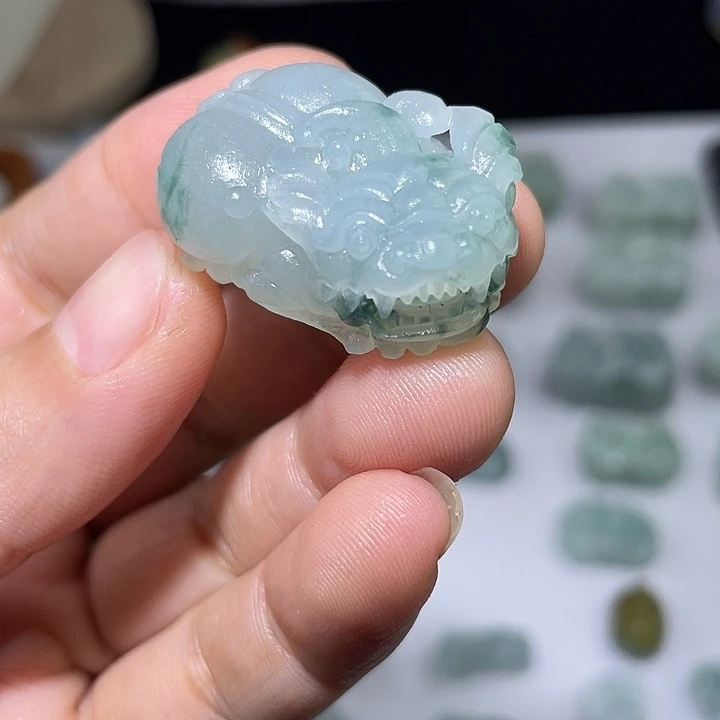 翡翠未镶嵌颈饰貔貅