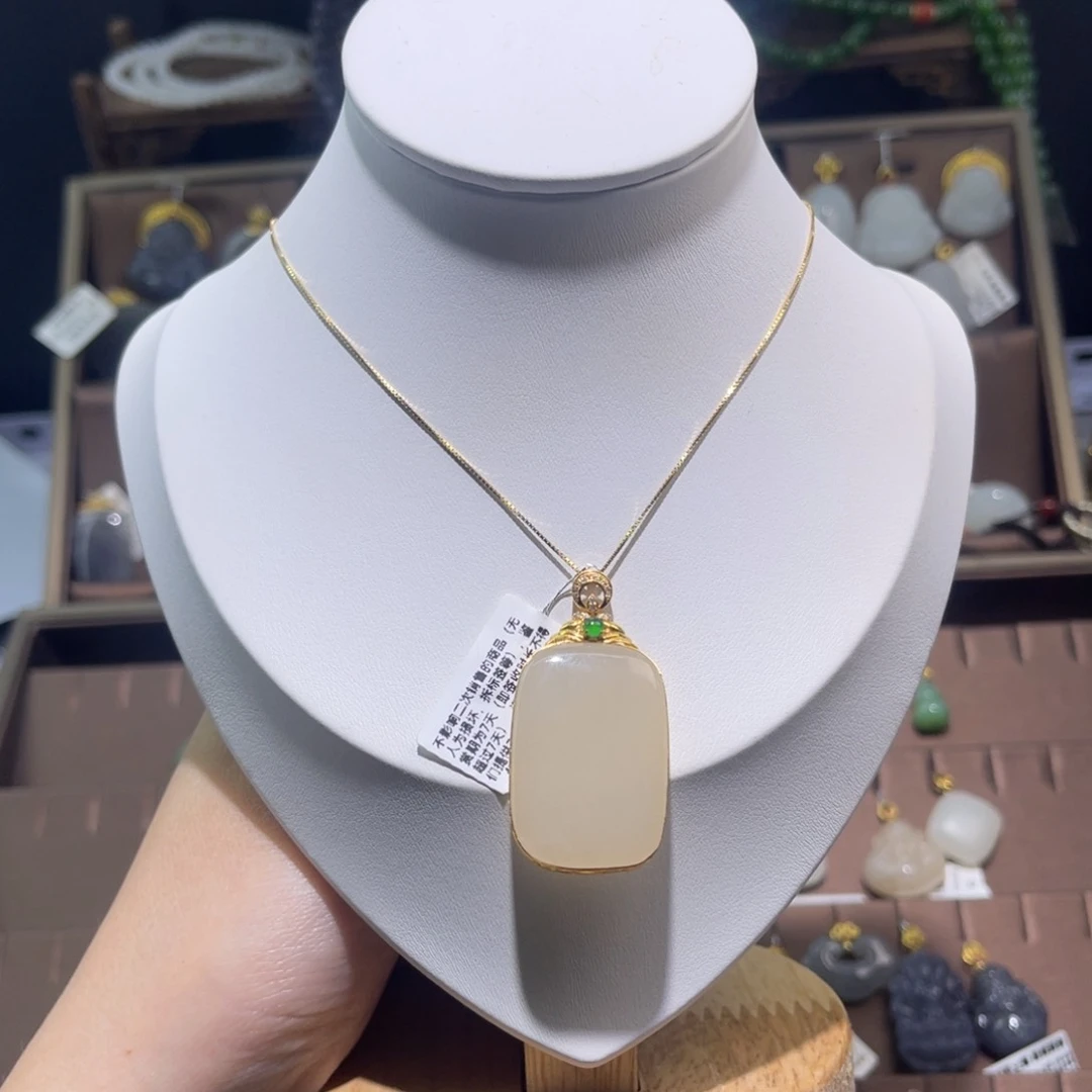 和田玉18K金镶嵌吊坠(赠链)