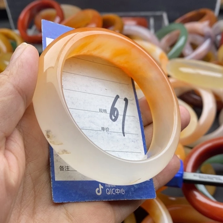 石英质玉手镯未镶嵌白**?