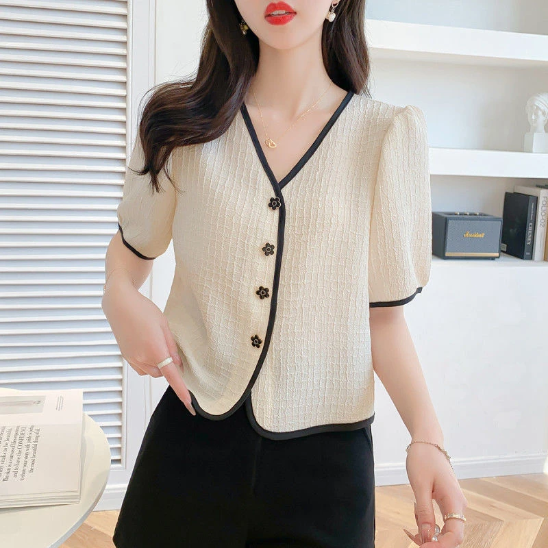 新款法式优雅漂亮设计感小众V领短袖上衣女性夏季潮流刺绣衬衫款
