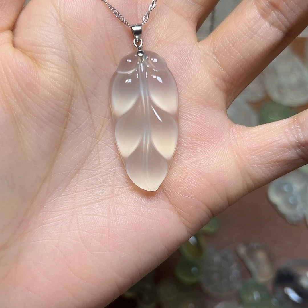 蛇纹石玉未镶嵌颈饰销***愁