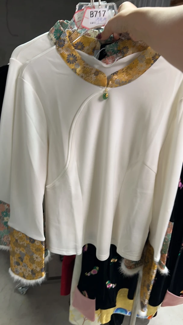 醋酸针织袖口毛毛打底衫