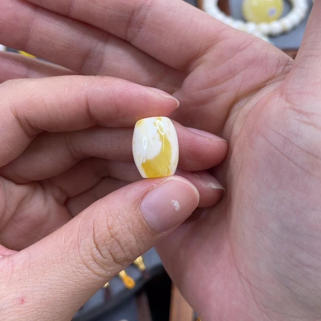 9***天琥珀未镶嵌裸石金漆白溶洞桶珠