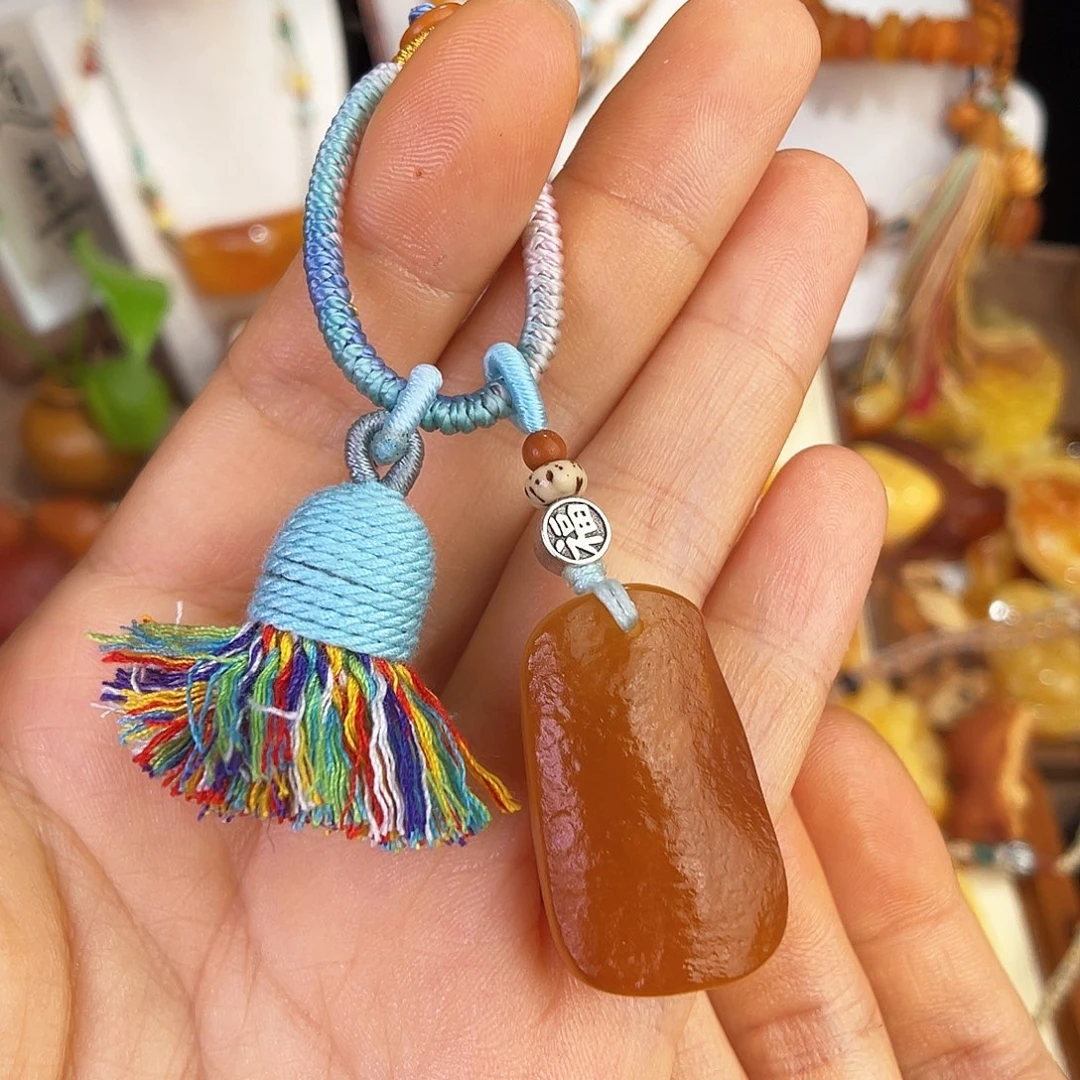 未镶嵌琥珀珠宝奇石。