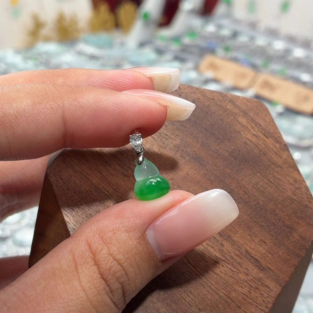 翡翠18K金镶嵌颈饰葫芦滴流