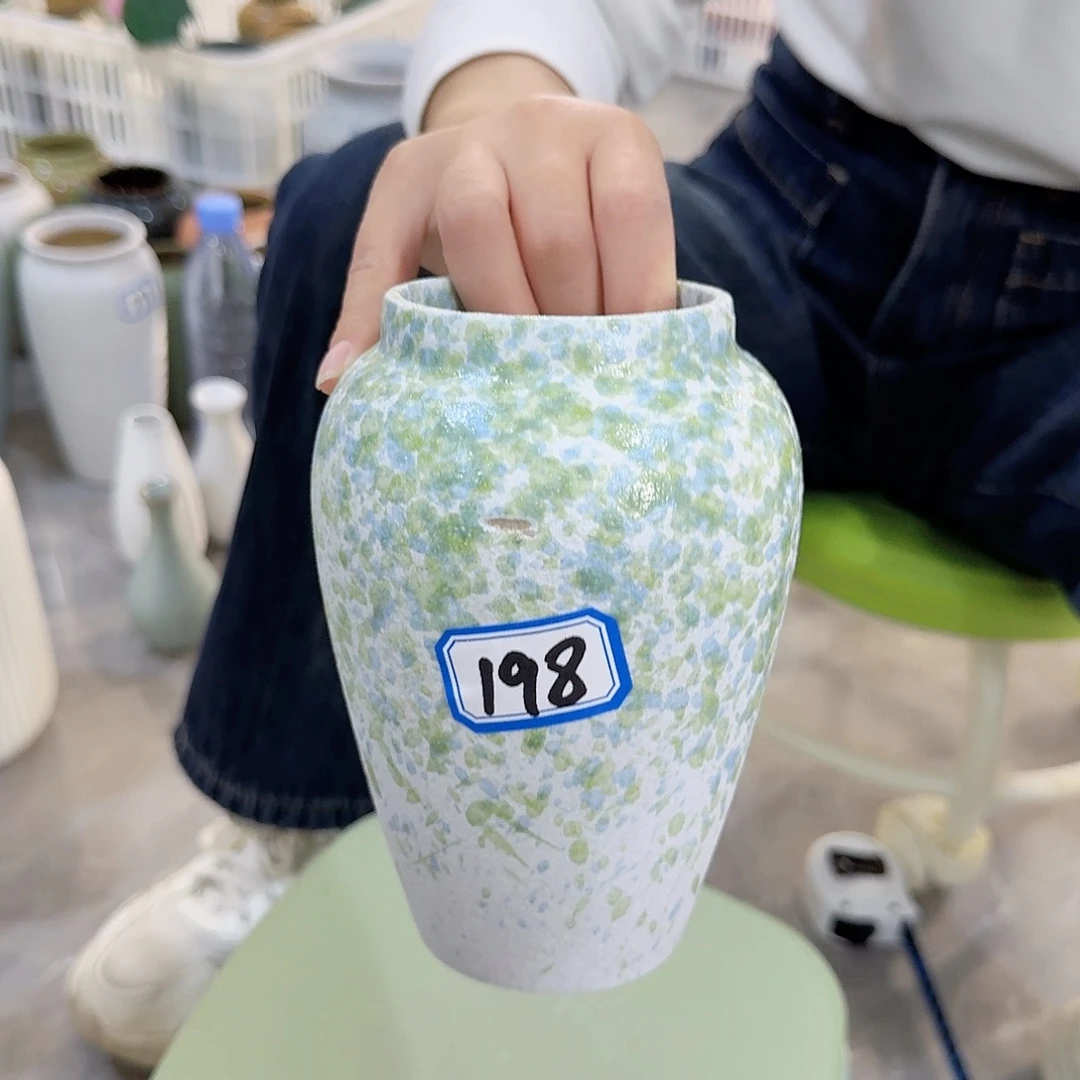 小***士198号陶瓷高16厘米微瑕一个