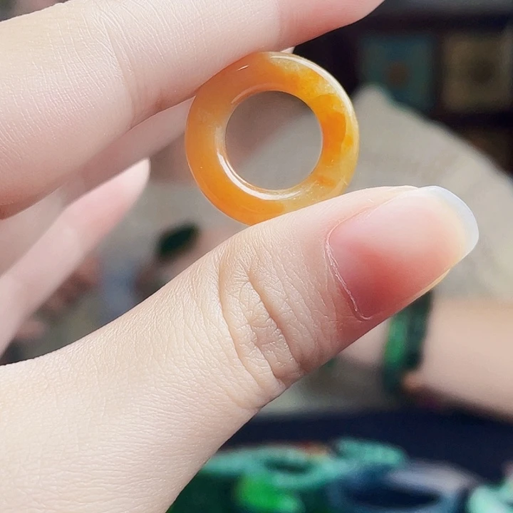 翡翠未镶嵌颈饰多样性