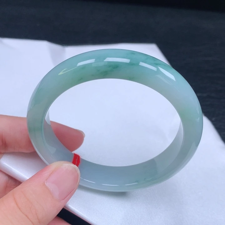 翡翠手镯未镶嵌。