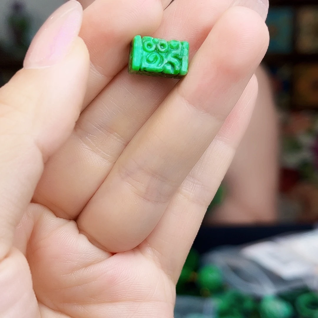 翡翠未镶嵌颈饰多样性